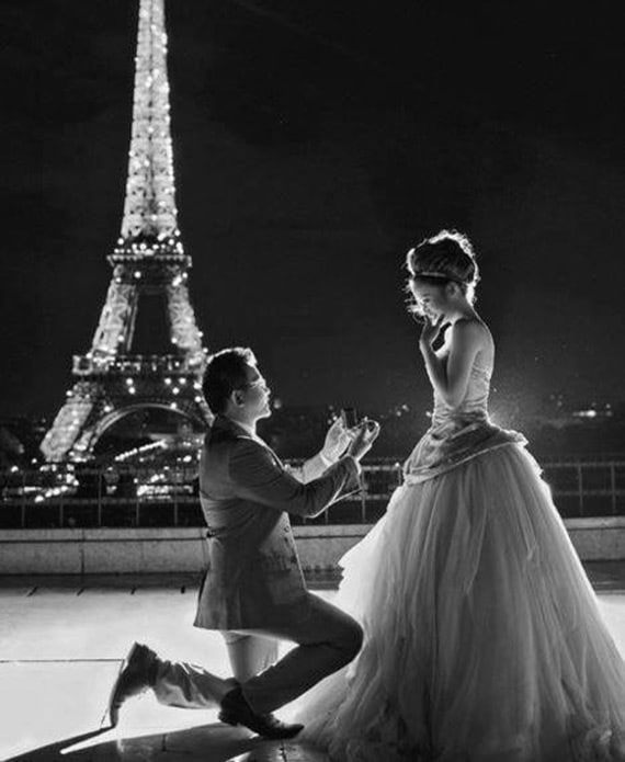 lucky-one-bijoux-eiffel-mariage-femme-robe-bague-diamant-or-joaillerie demande en mariage tour eiffel et conseils choix bagues