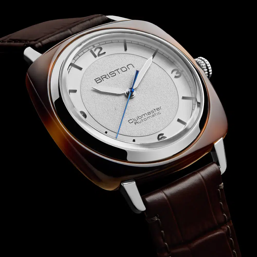 lifestyle_Clubmater_Legend_Classic_-_25639.SA.T.2.LABR-2 Montre Briston Legend blanc acétate
