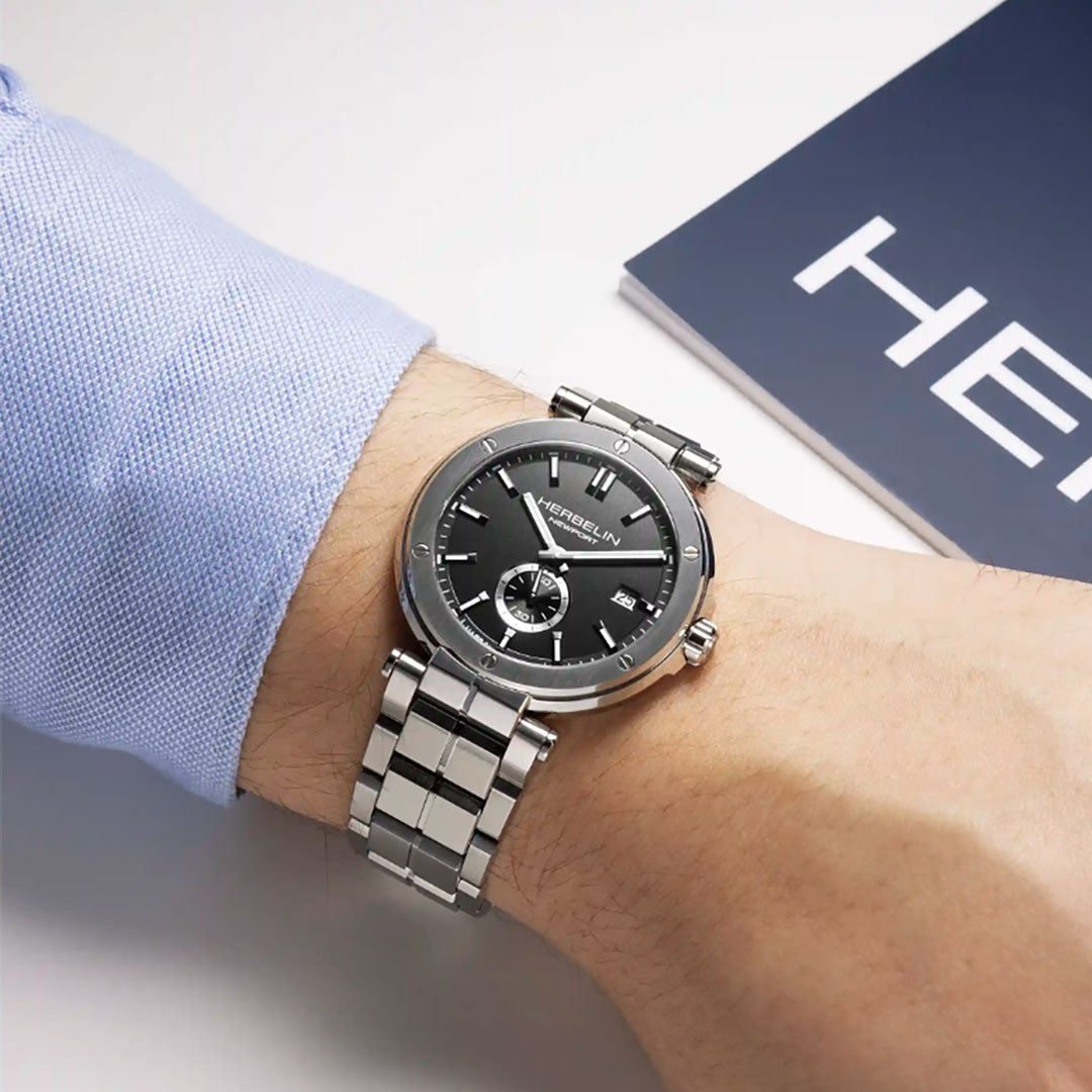 herbelin-18389B22-porte Montre Herbelin newport acier cadran gris 18389B22